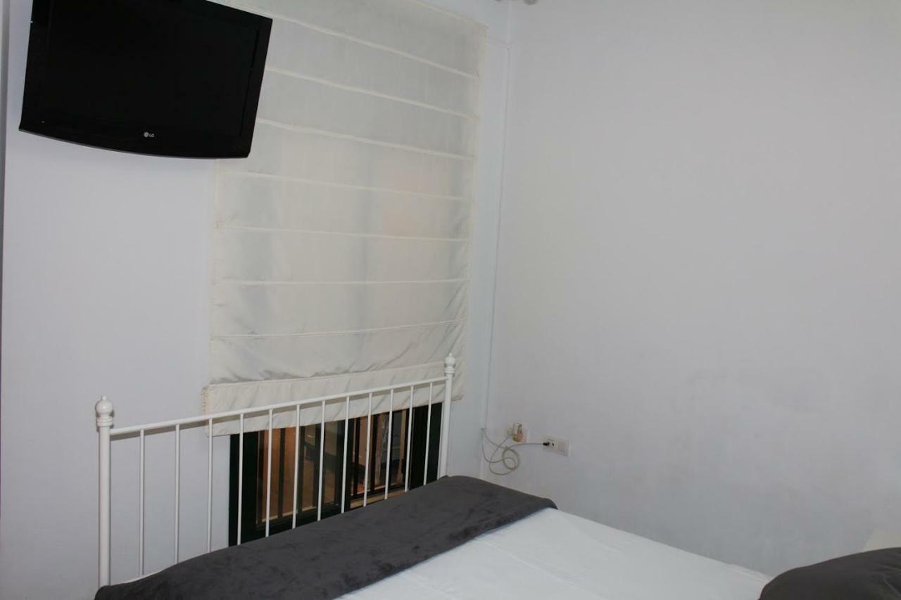 Apartamentos Rg Triana, Calle Castilla Con Patio Sevilla Bagian luar foto