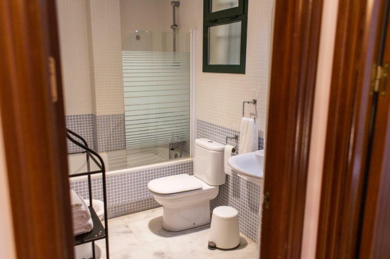 Apartamentos Rg Triana, Calle Castilla Con Patio Sevilla Bagian luar foto